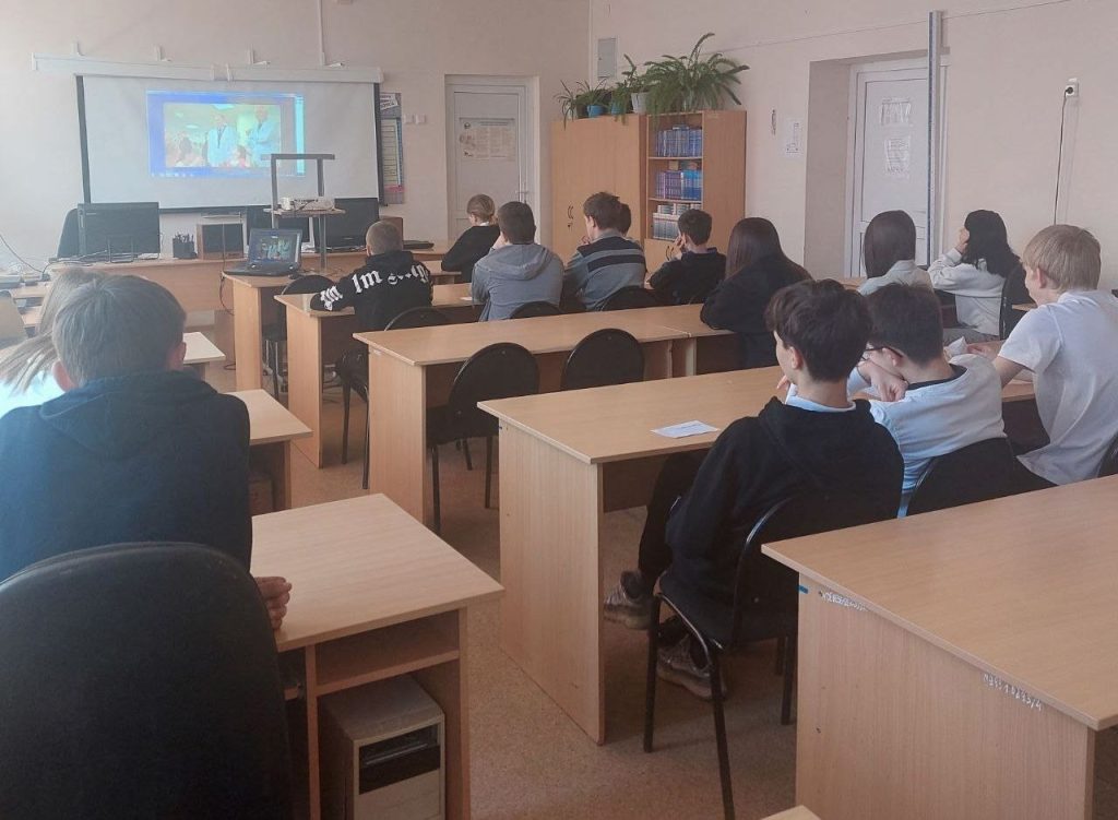 Церемония поднятия флага РФ и «Разговоры о важном»