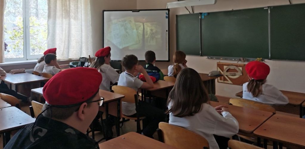Церемония поднятия флага РФ и «Разговоры о важном»