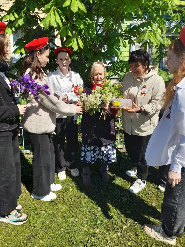 Поздравление ветерана педагогического труда с 80-летием Победы