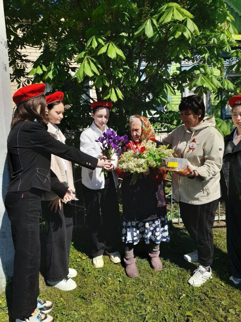 Поздравление ветерана педагогического труда с 80-летием Победы