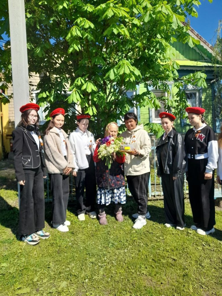 Поздравление ветерана педагогического труда с 80-летием Победы
