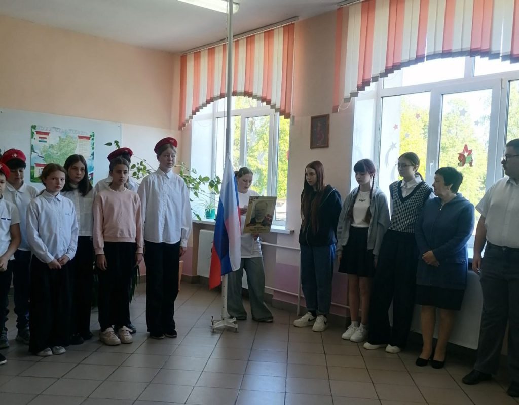 Церемония поднятия флага РФ и «Разговоры о важном»