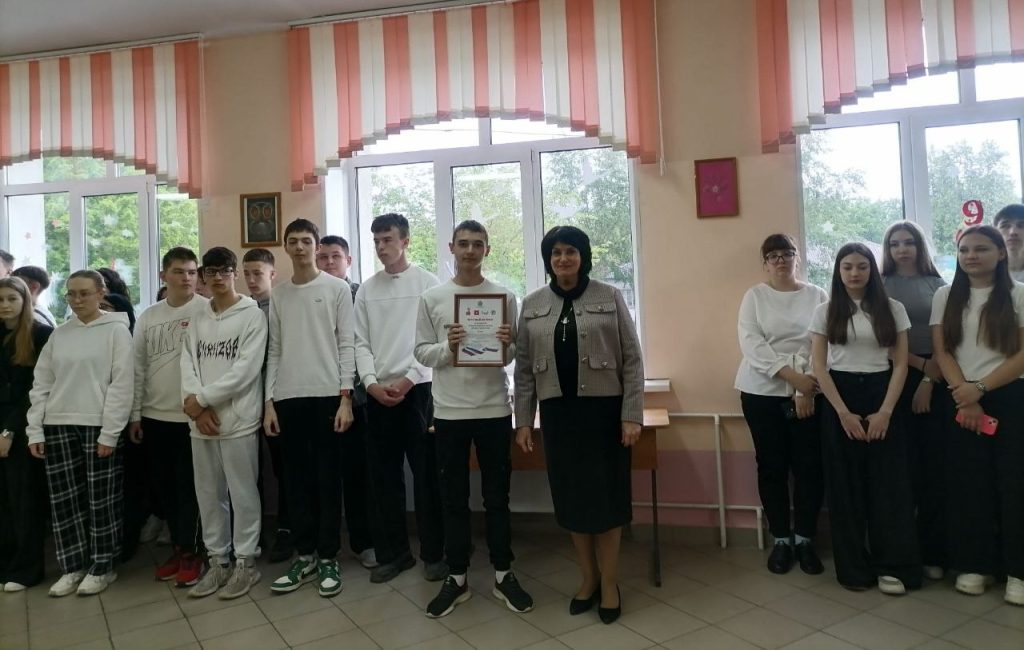 Церемония поднятия флага РФ и «Разговоры о важном»