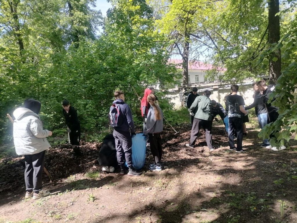 Акции «Трудовой десант» и «Чистый школьный двор»