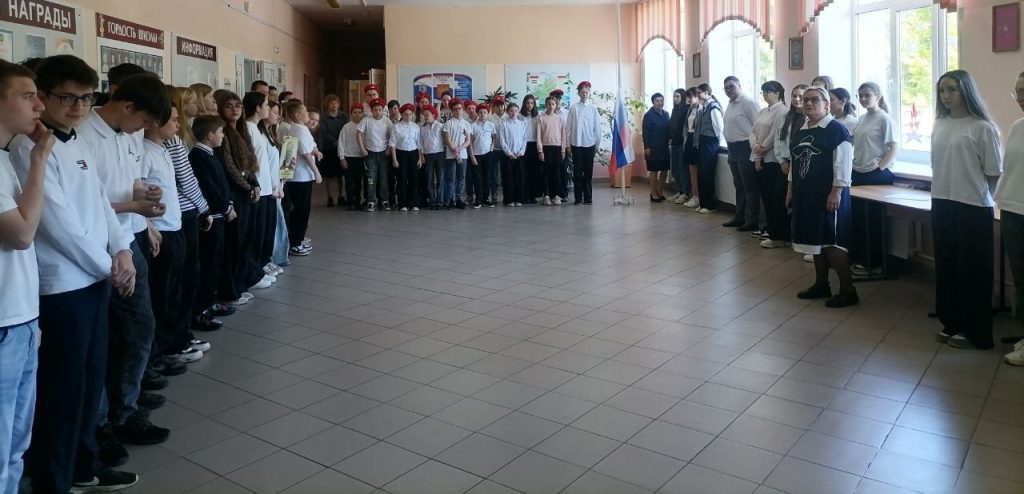 Церемония поднятия флага РФ и «Разговоры о важном»
