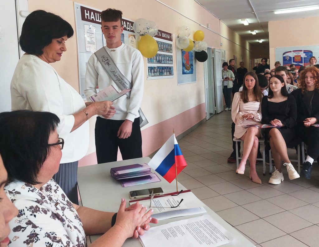 Торжественная церемония вручения аттестатов об основном общем образовании