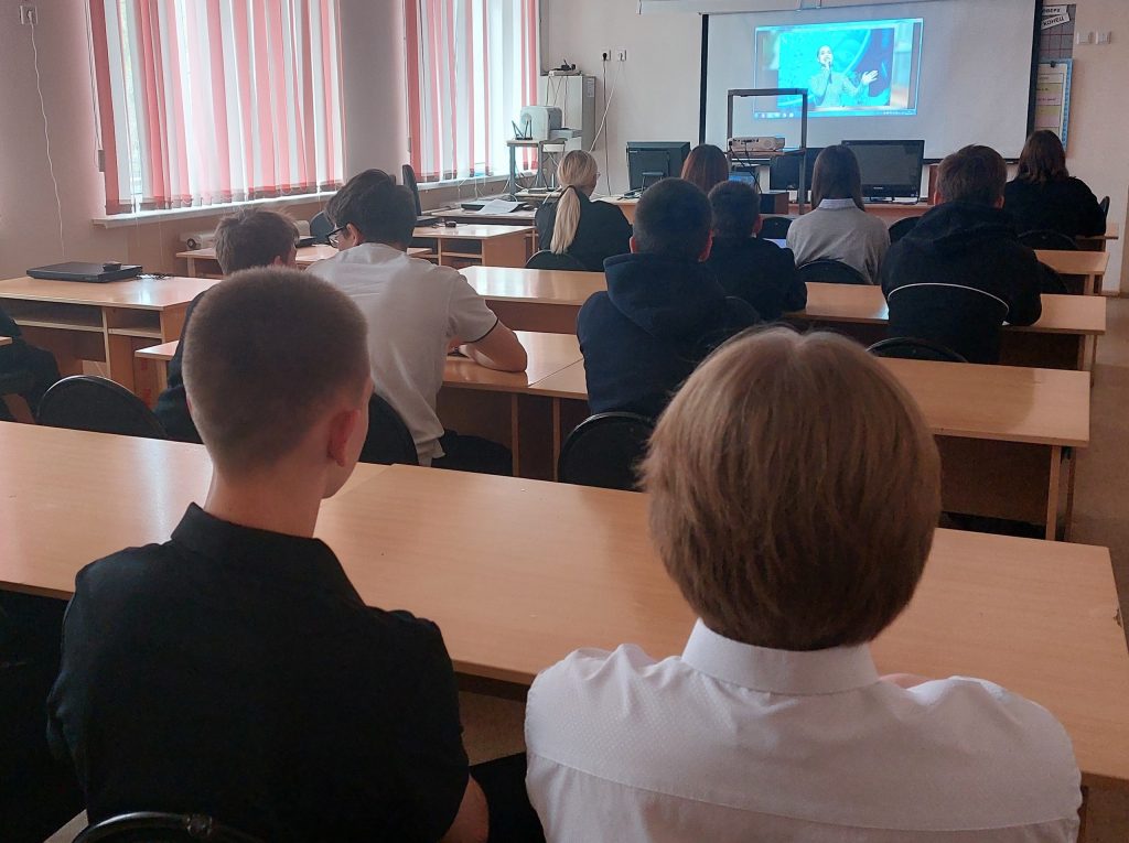 Торжественная церемония поднятия флага и исполнения гимна Российской Федерации