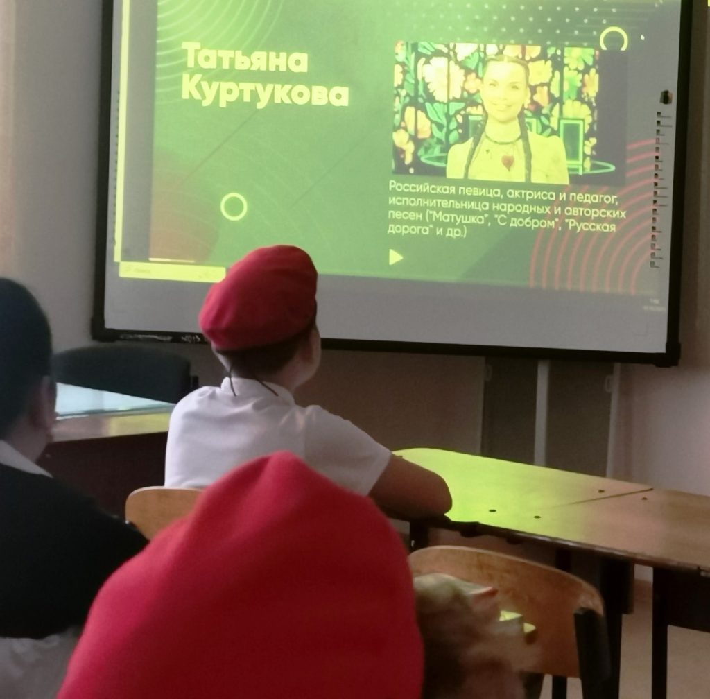 Торжественная церемония поднятия флага и исполнения гимна Российской Федерации