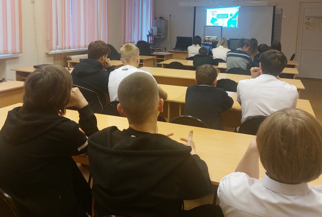 Торжественная церемония поднятия флага и исполнения гимна Российской Федерации