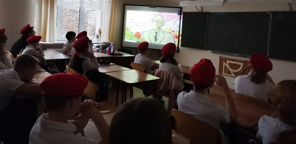 Торжественная церемония поднятия флага и исполнения гимна Российской Федерации