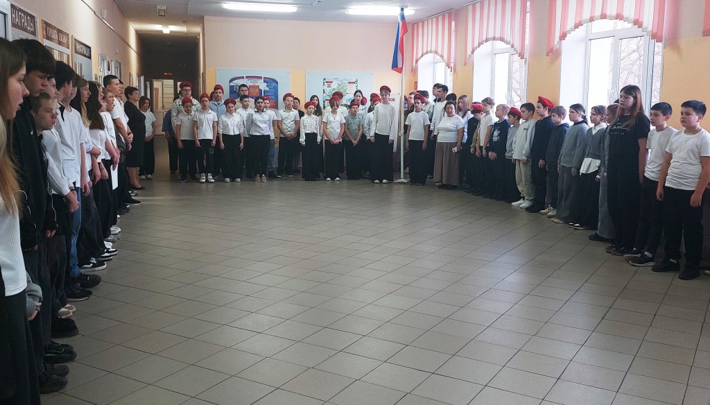 Торжественная церемония поднятия флага и исполнения гимна Российской Федерации