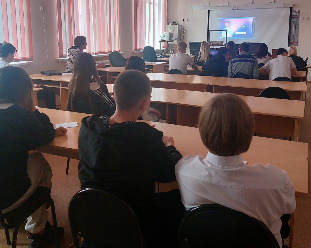 Торжественная церемония поднятия флага и исполнения гимна Российской Федерации