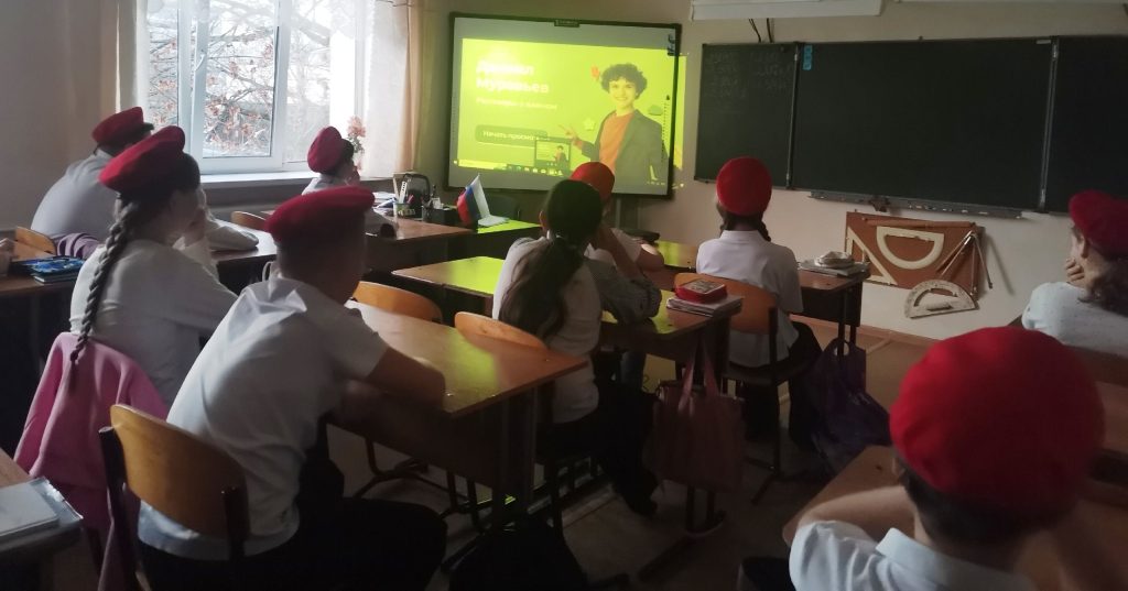 Торжественная церемония поднятия флага и исполнения гимна Российской Федерации