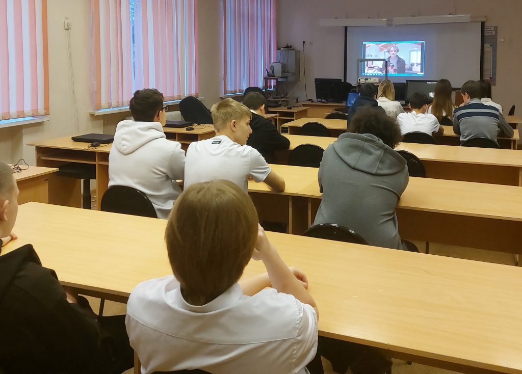 Торжественная церемония поднятия флага и исполнения гимна Российской Федерации