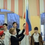 Торжественная церемония поднятия флага и исполнения гимна Российской Федерации