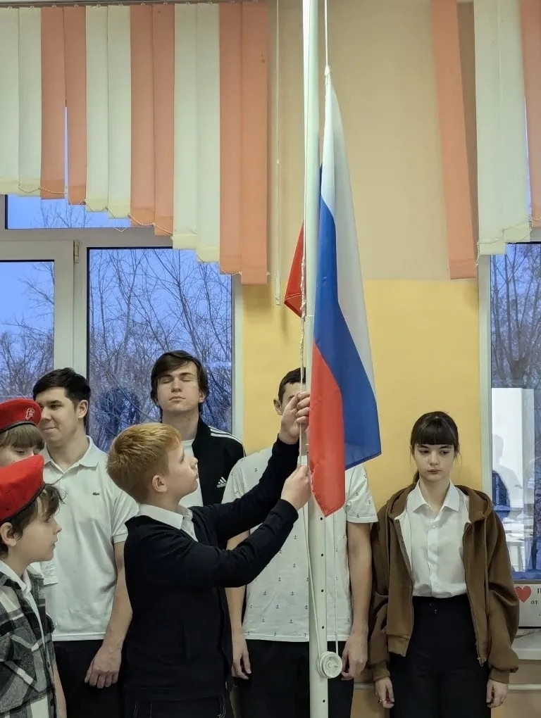 Торжественная церемония поднятия флага и исполнения гимна Российской Федерации