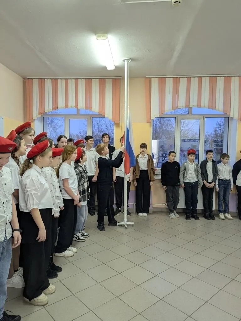 Торжественная церемония поднятия флага и исполнения гимна Российской Федерации