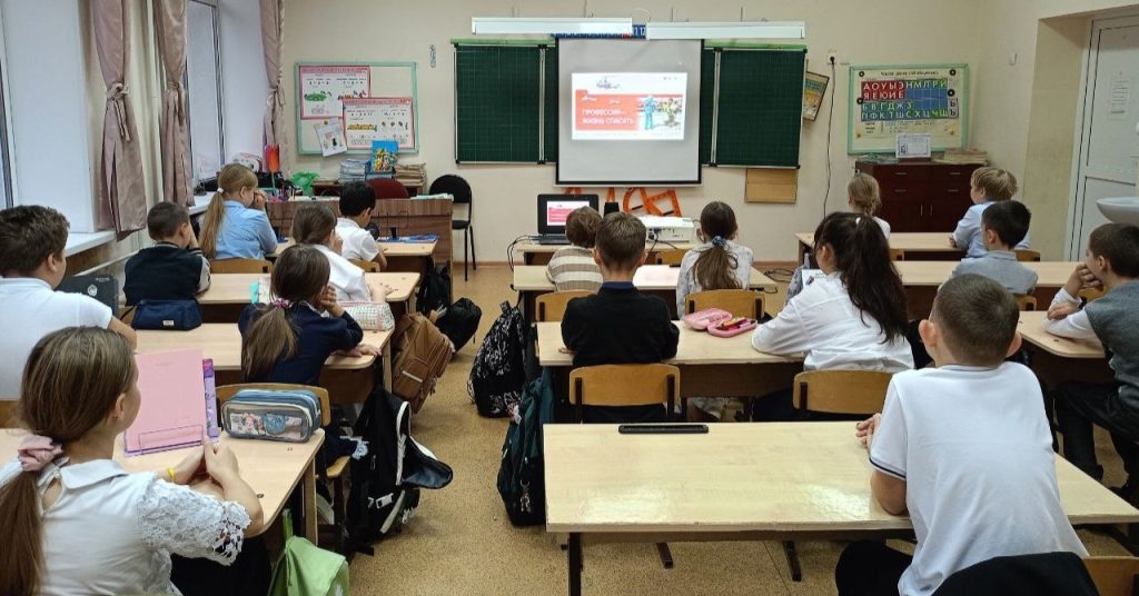 Торжественная церемония поднятия флага и исполнения гимна Российской Федерации