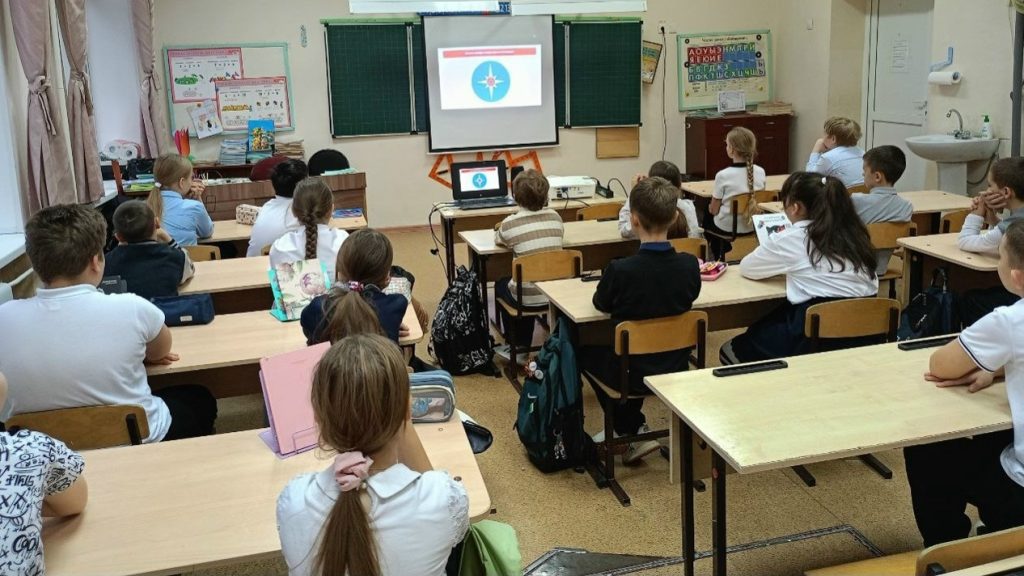 Торжественная церемония поднятия флага и исполнения гимна Российской Федерации