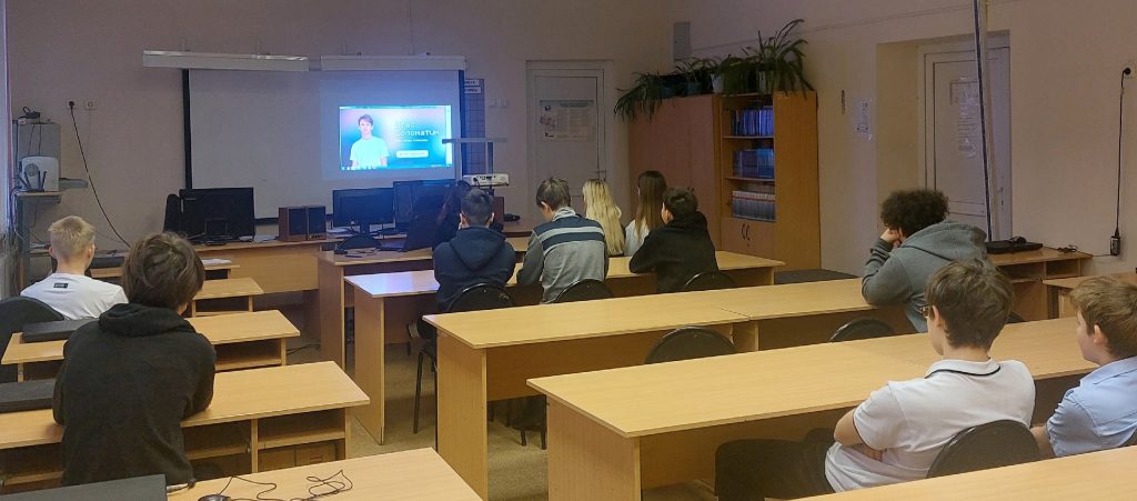 Торжественная церемония поднятия флага и исполнения гимна Российской Федерации