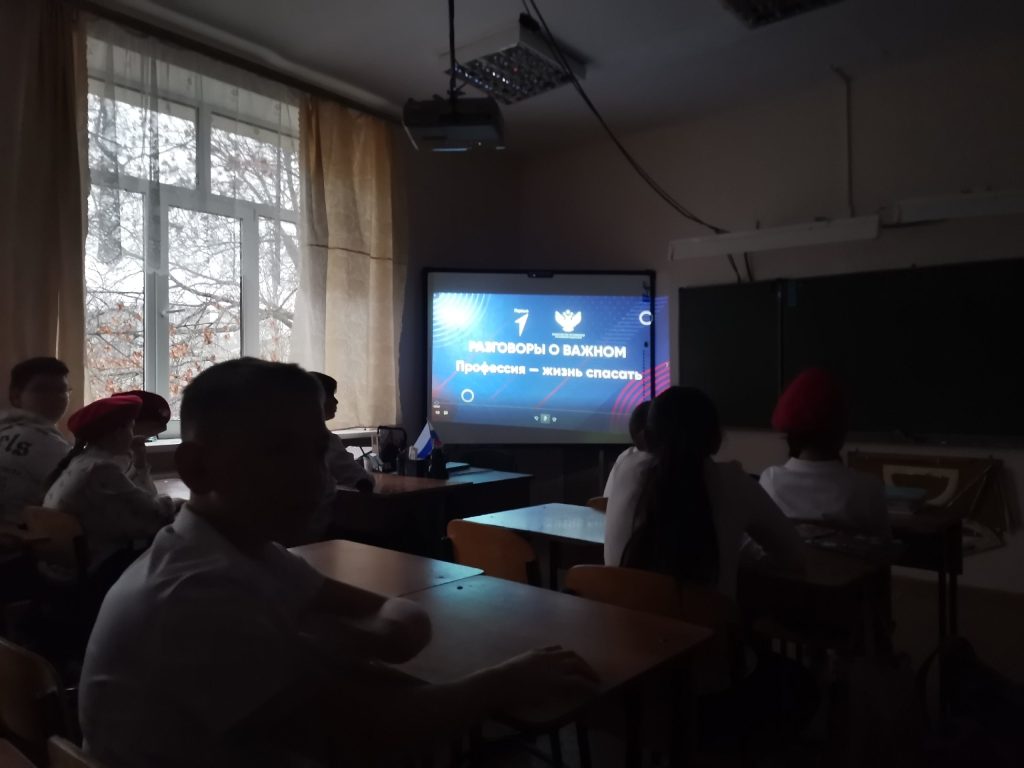 Торжественная церемония поднятия флага и исполнения гимна Российской Федерации