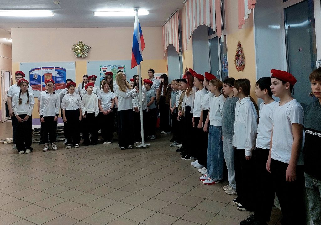 Торжественная церемония поднятия флага и исполнения гимна Российской Федерации